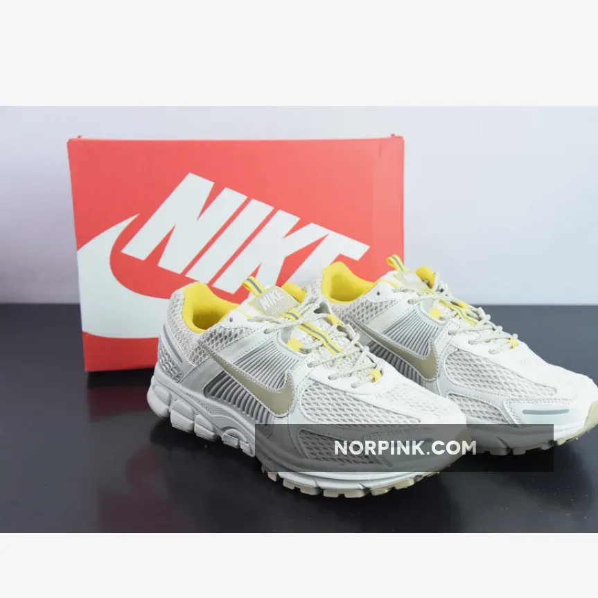 Nike Zoom Vomero 5 Light Bone/Sail-University Gold
